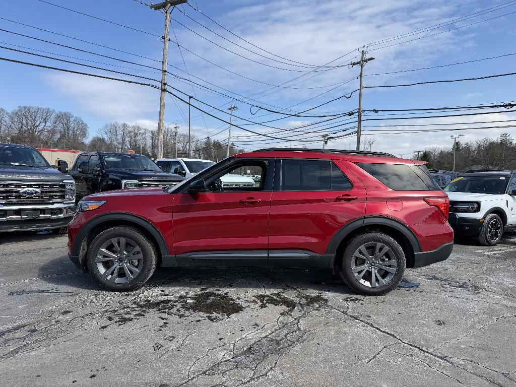Used 2022 Ford Explorer XLT w/ Equipment Group 202A image 3