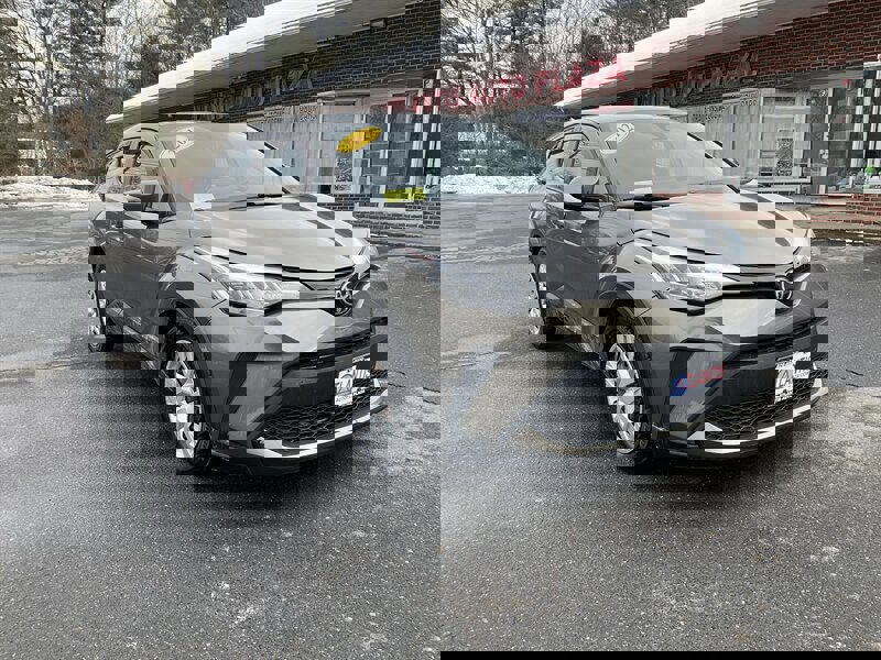 Used 2021 Toyota C-HR LE image 3