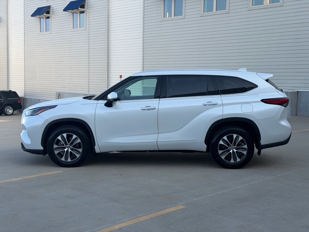 Used 2022 Toyota Highlander XLE AWD/4WD image 6
