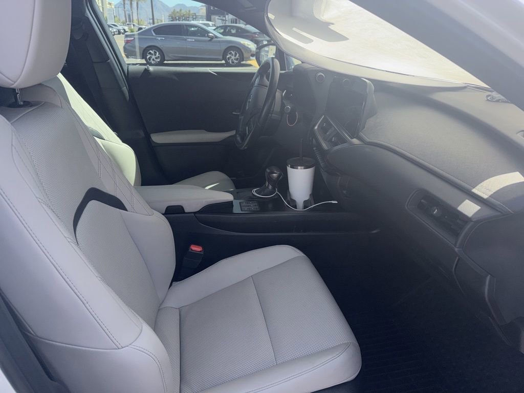 Used 2024 Lexus UX 250h 250h Premium image 8
