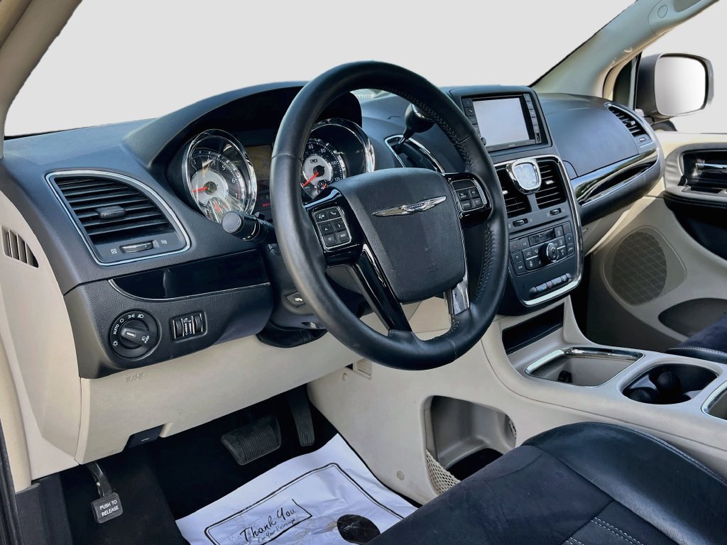 Used 2014 Chrysler Town & Country Touring-L FWD image 9