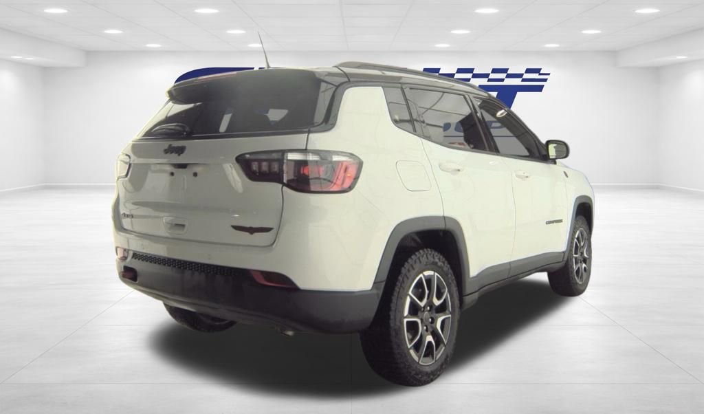 Used 2025 Jeep Compass Trailhawk image 5