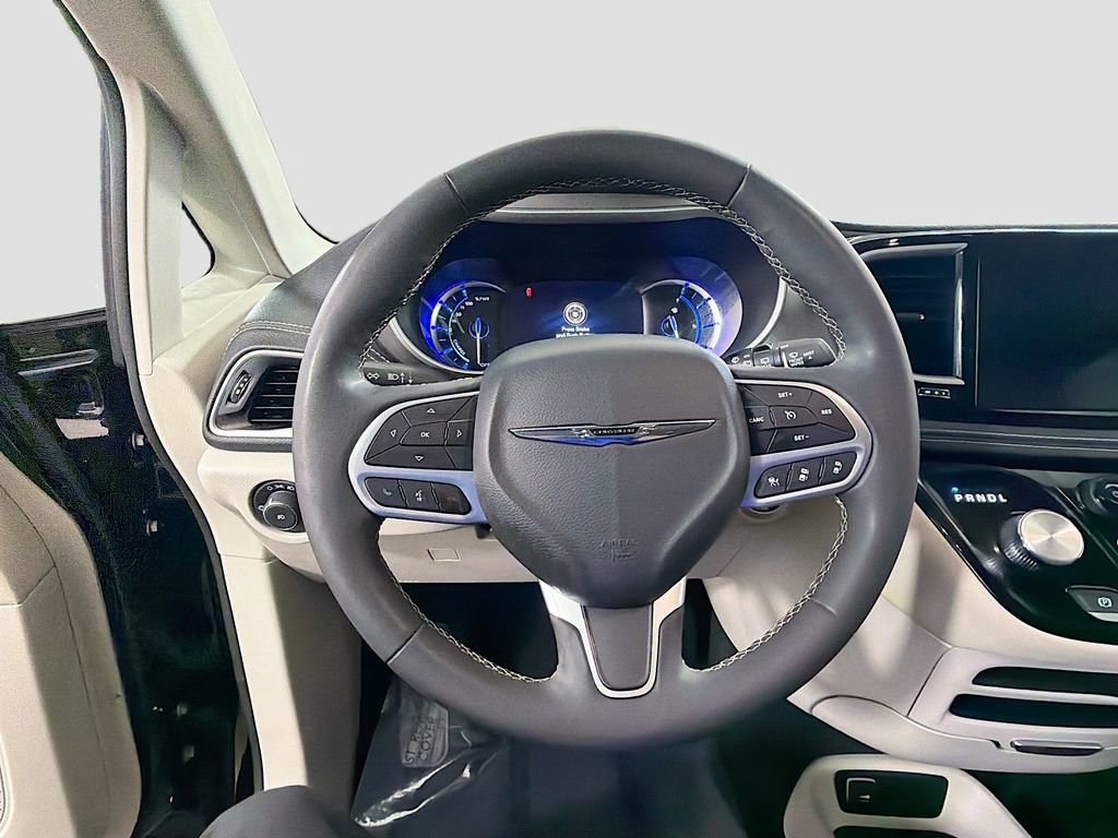 Used 2024 Chrysler Pacifica Select image 13