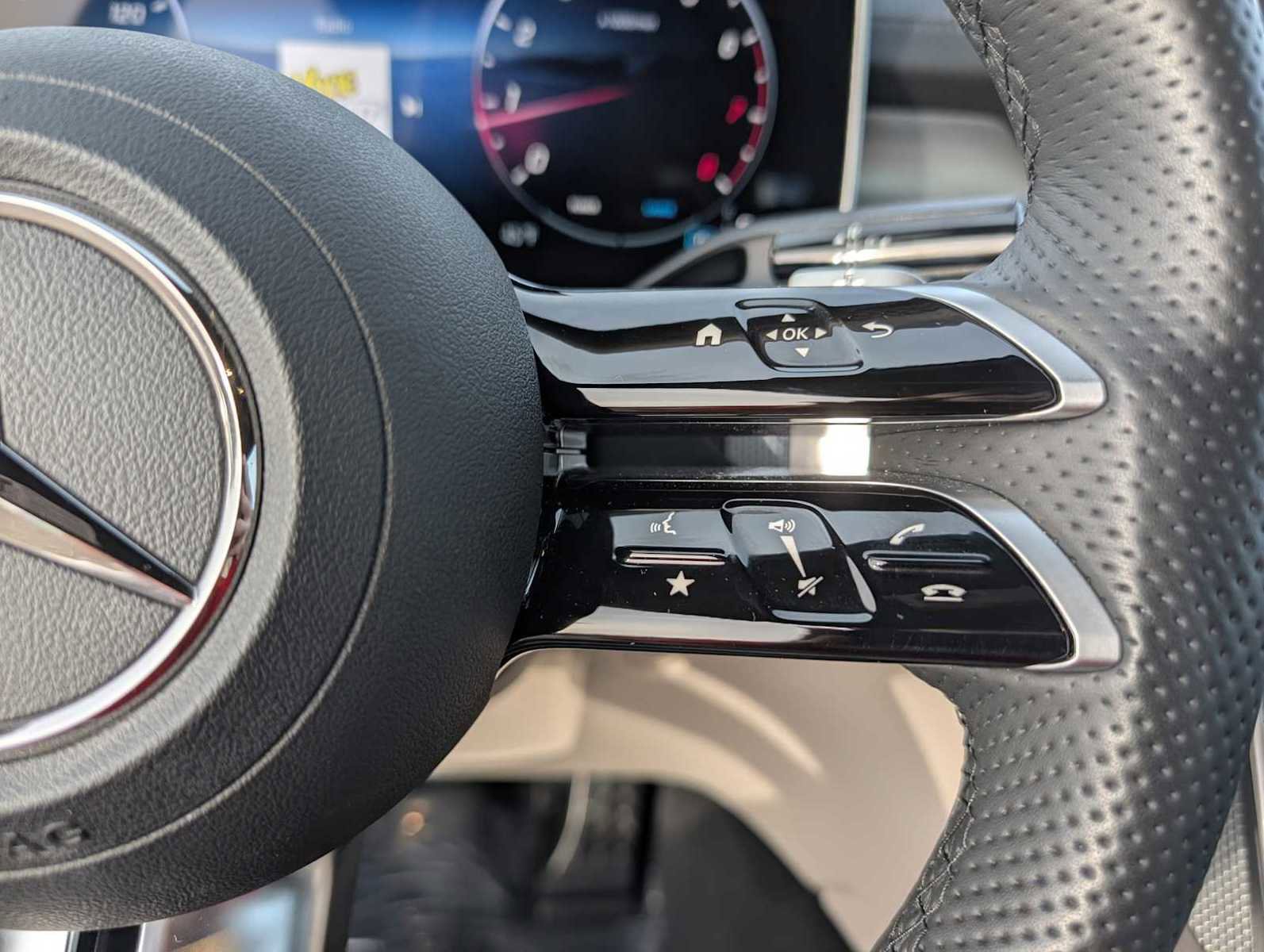 Used 2024 Mercedes-Benz CLE 300 4MATIC Cabriolet image 11