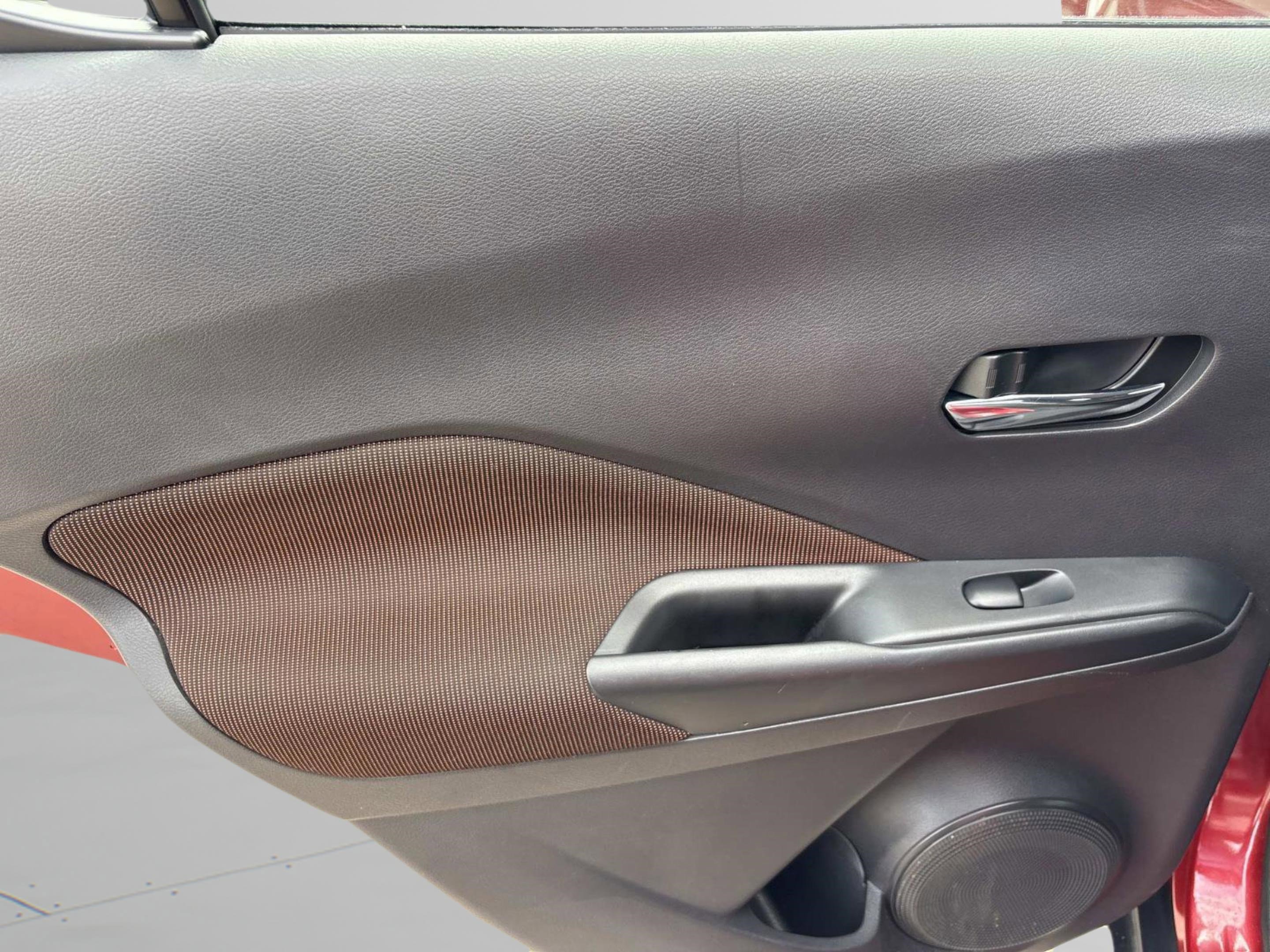 Used 2018 Nissan Kicks SR image 19