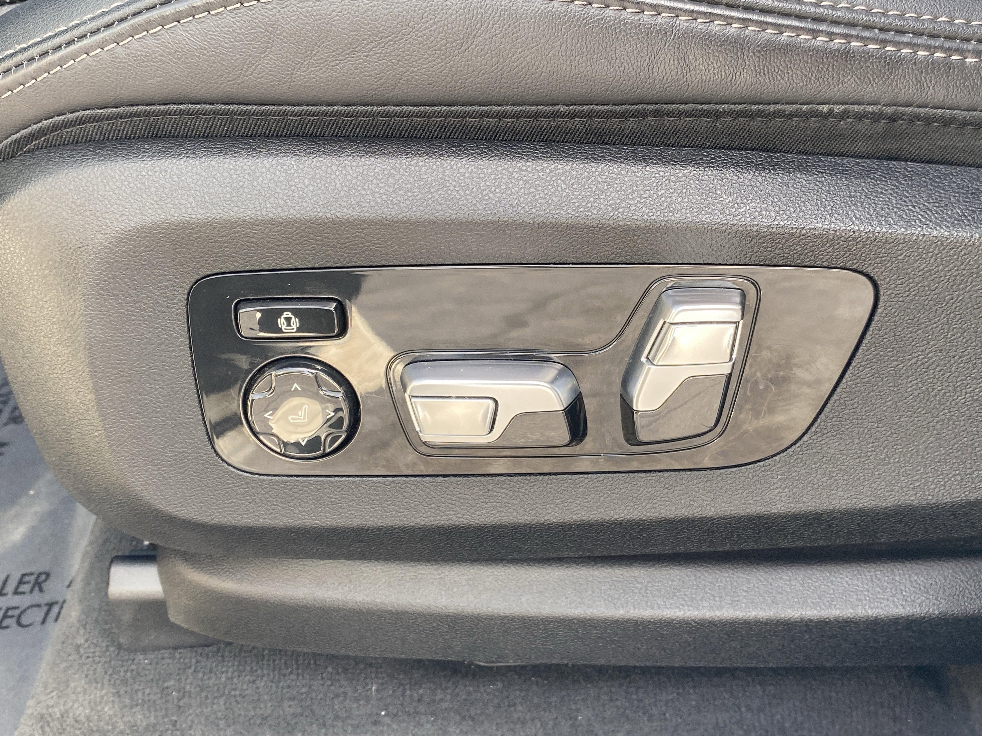 Used 2023 BMW X7 xDrive40i w/ M Sport Package image 23