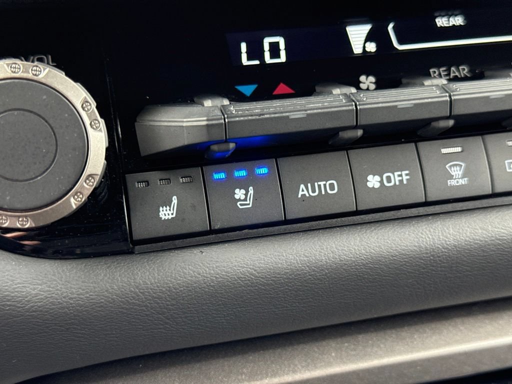 Used 2026 Toyota Sequoia Platinum AWD/4WD image 16