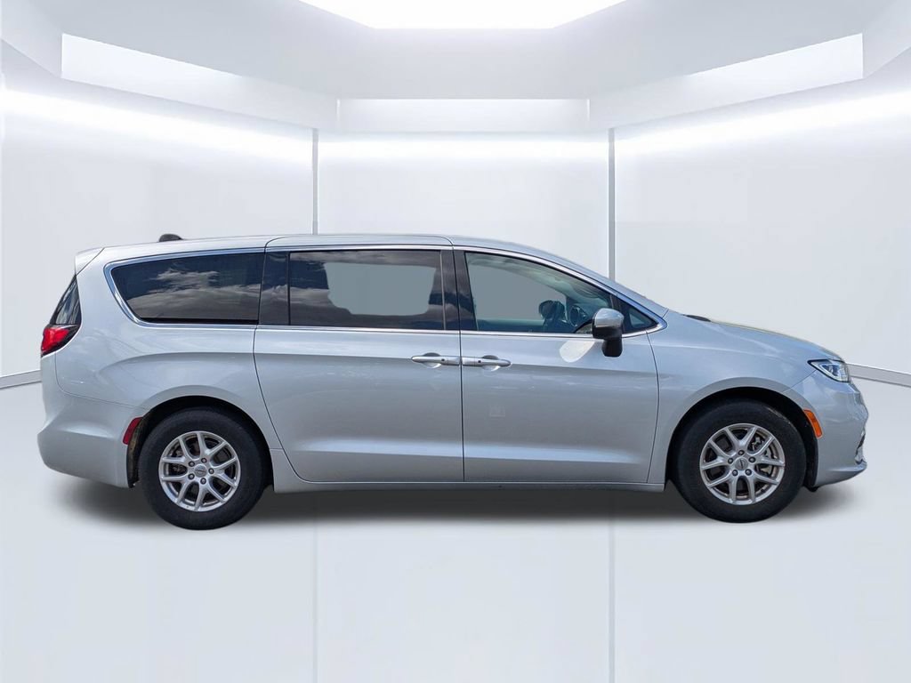 Used 2023 Chrysler Pacifica Touring-L FWD image 12