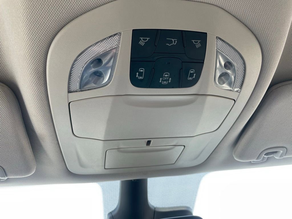 Used 2024 Chrysler Pacifica Select image 52