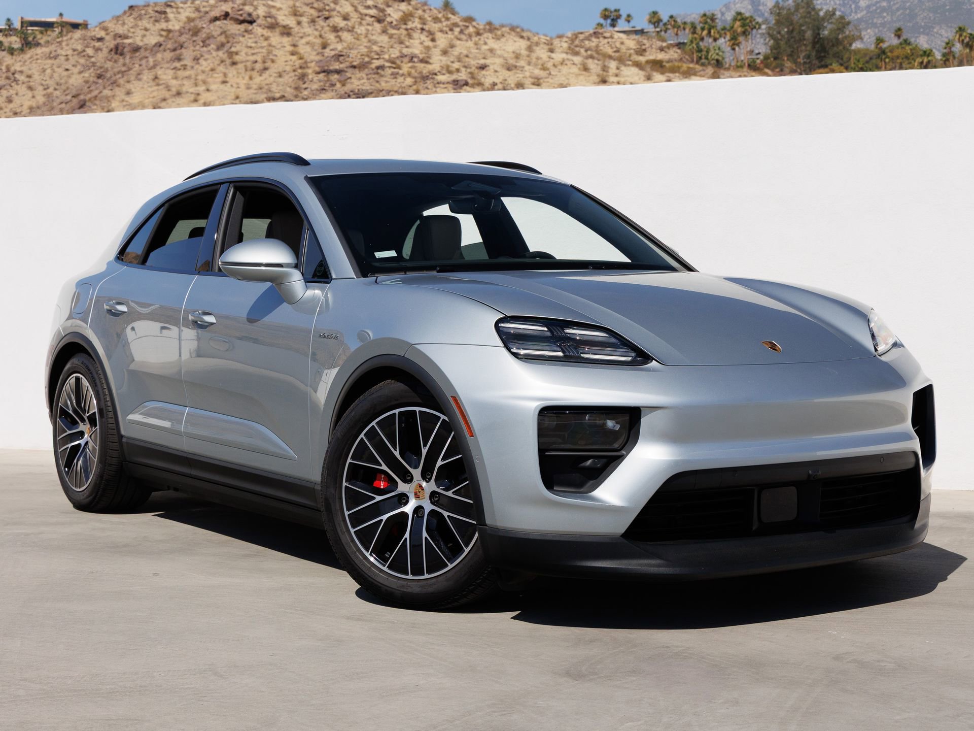 Certified 2025 Porsche Macan 4S Electric AWD/4WD image 9