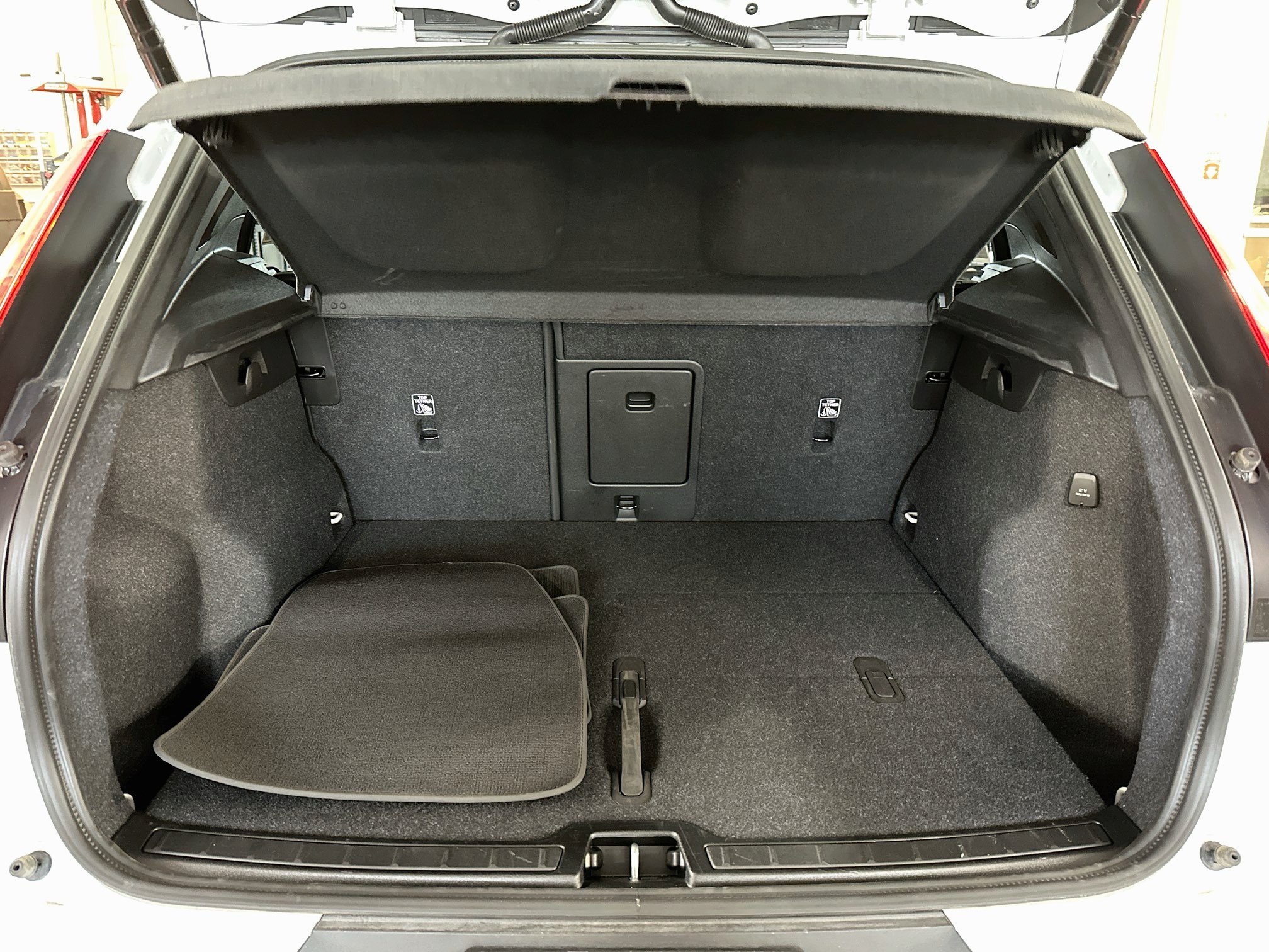 Used 2026 Volvo XC40 B5 Plus AWD/4WD image 31