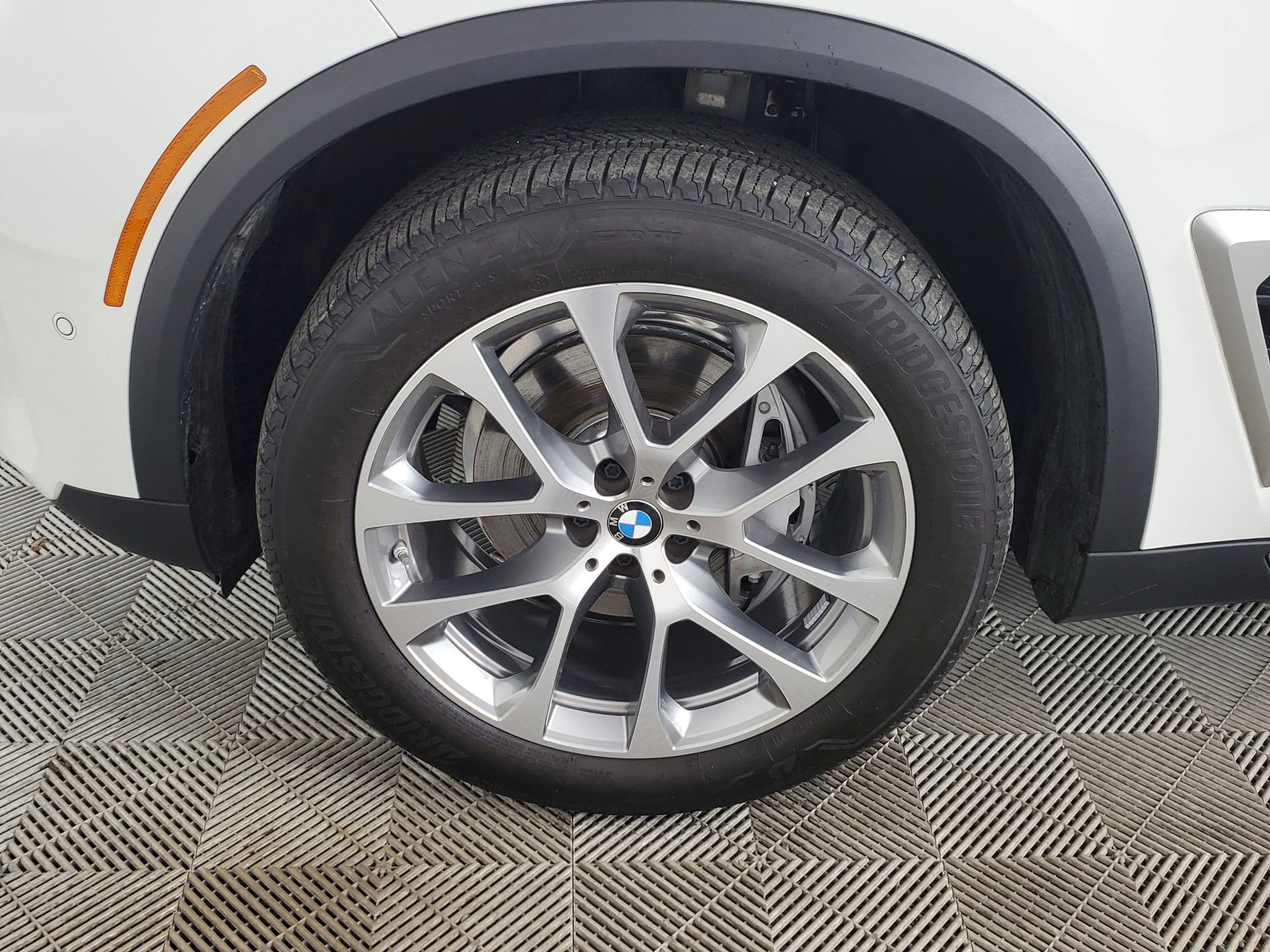 Used 2025 BMW X5 xDrive40i w/ Parking Assistance Package image 17