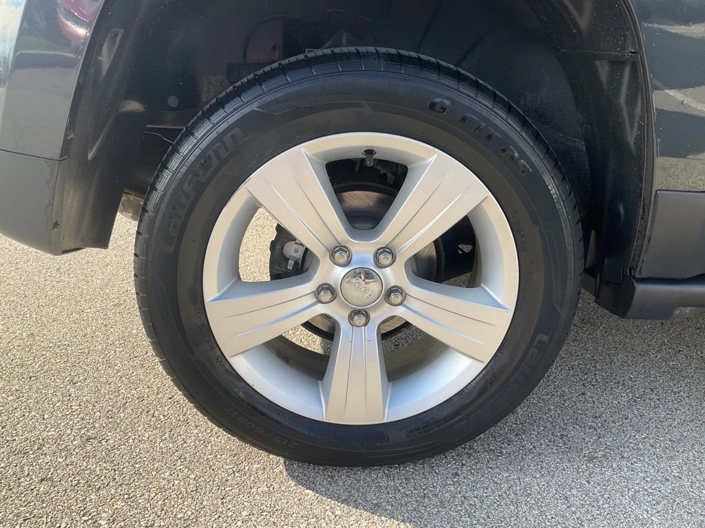 Used 2014 Jeep Patriot Latitude w/ Sun/Sound Group AWD/4WD image 8