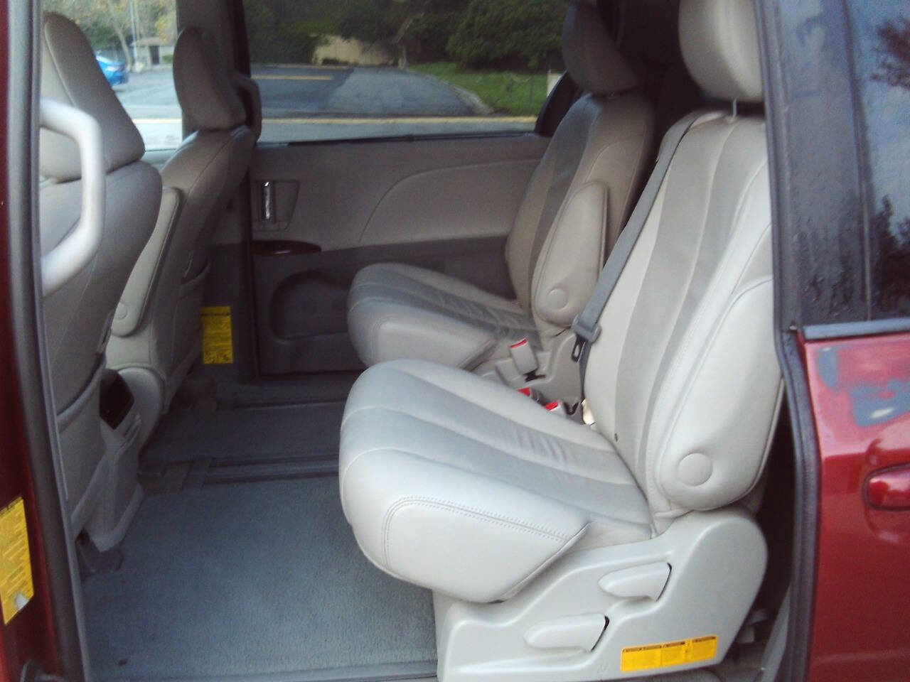 Used 2012 Toyota Sienna XLE image 19