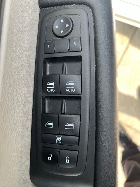 Used 2023 Chrysler Pacifica Touring-L AWD/4WD image 18