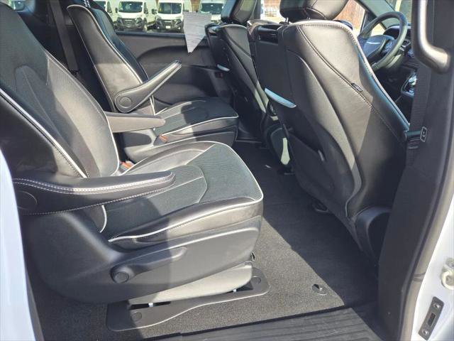 Certified 2025 Chrysler Pacifica Premium image 8