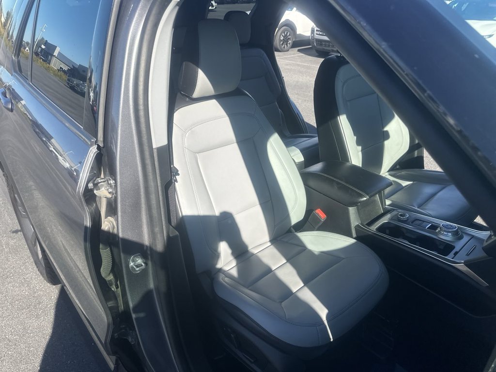 Used 2021 Ford Explorer XLT w/ Equipment Group 202A AWD/4WD image 33