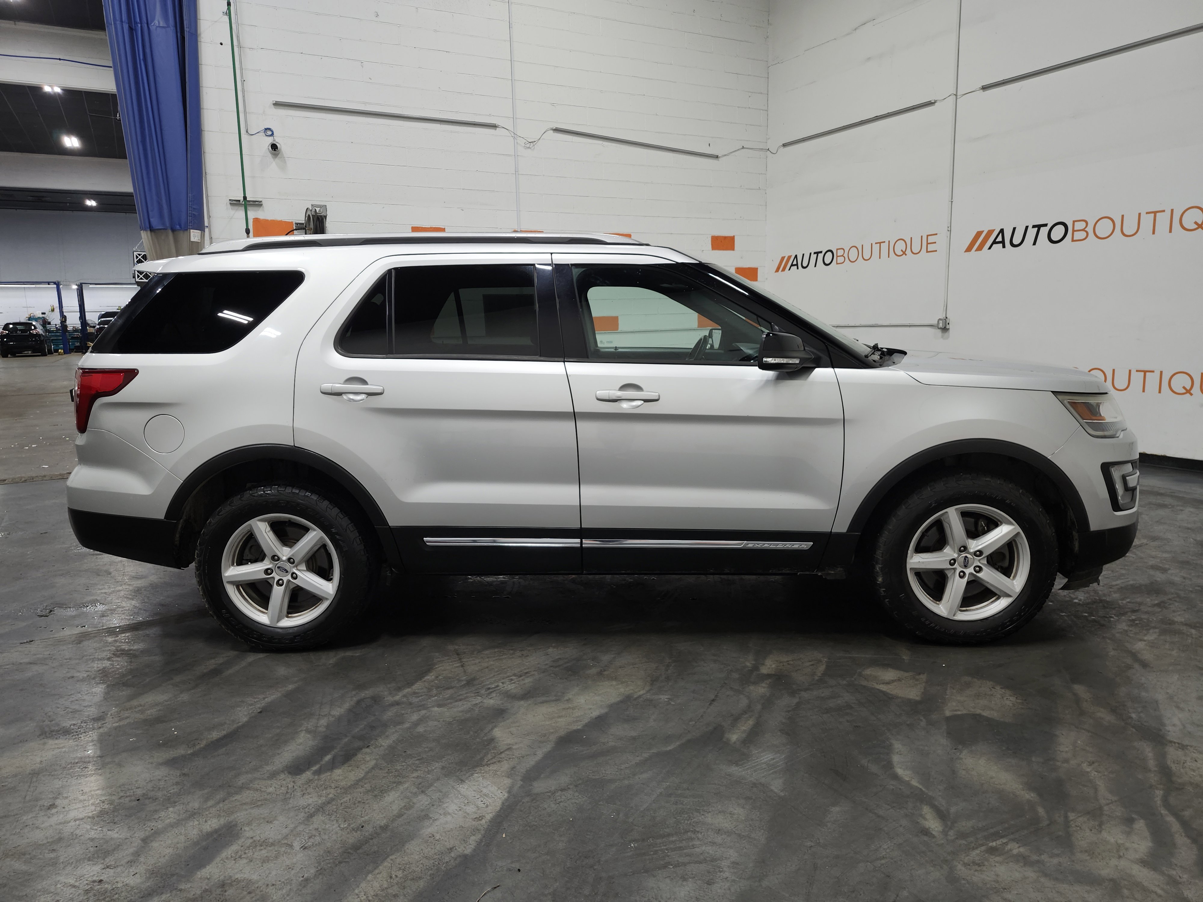 Used 2017 Ford Explorer XLT AWD/4WD image 17