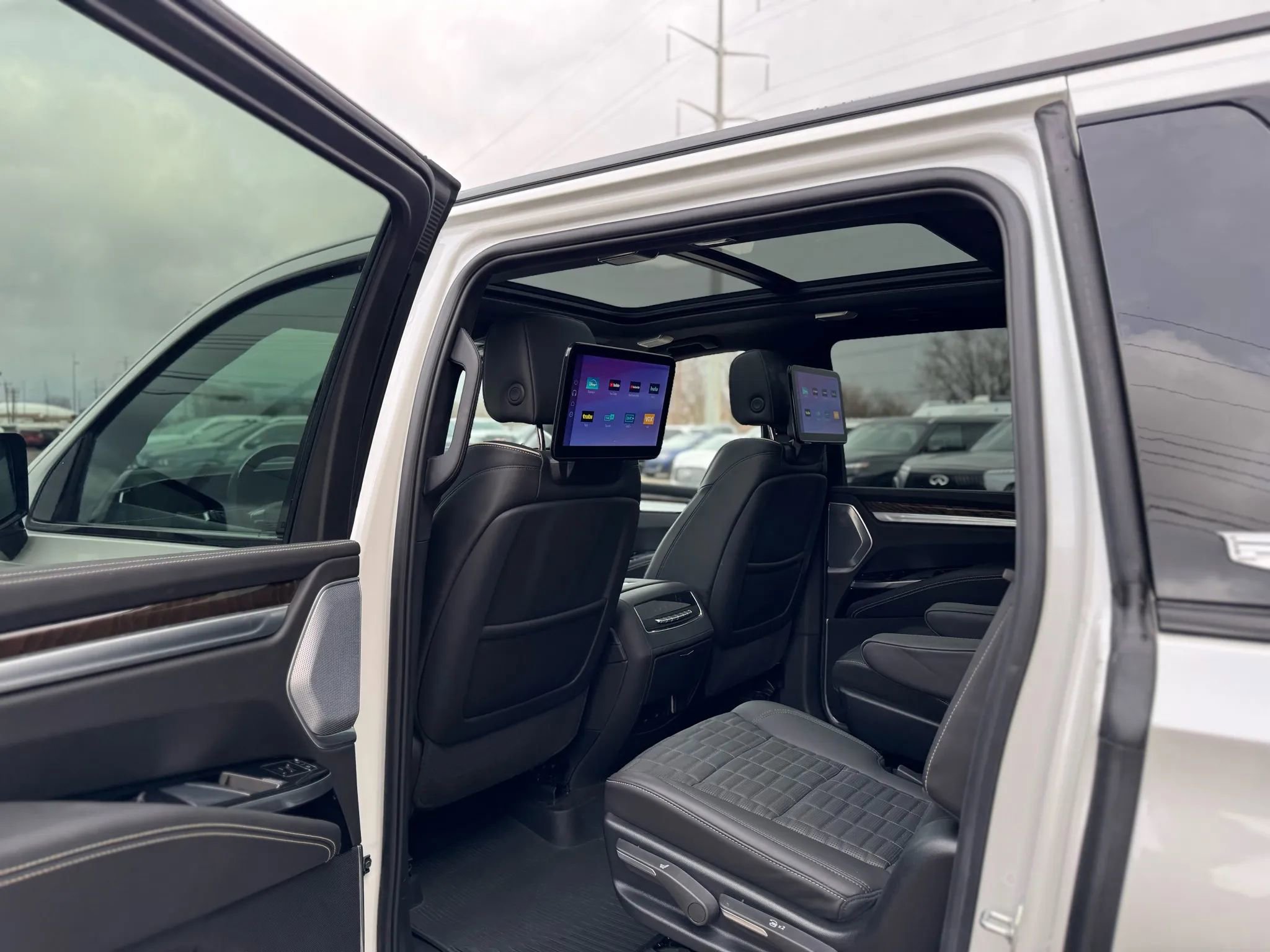 Used 2025 Cadillac Escalade ESV Sport Platinum w/ LPO, Floor Liner Package AWD/4WD image 28