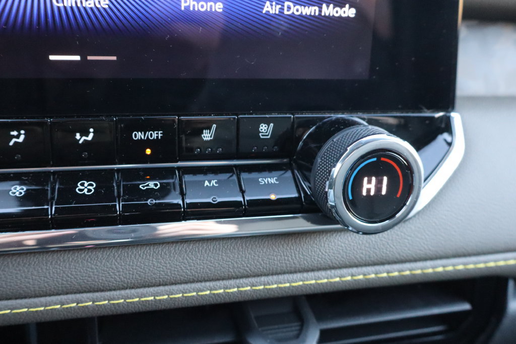 Used 2025 Chevrolet Colorado ZR2 w/ Technology Package AWD/4WD image 13