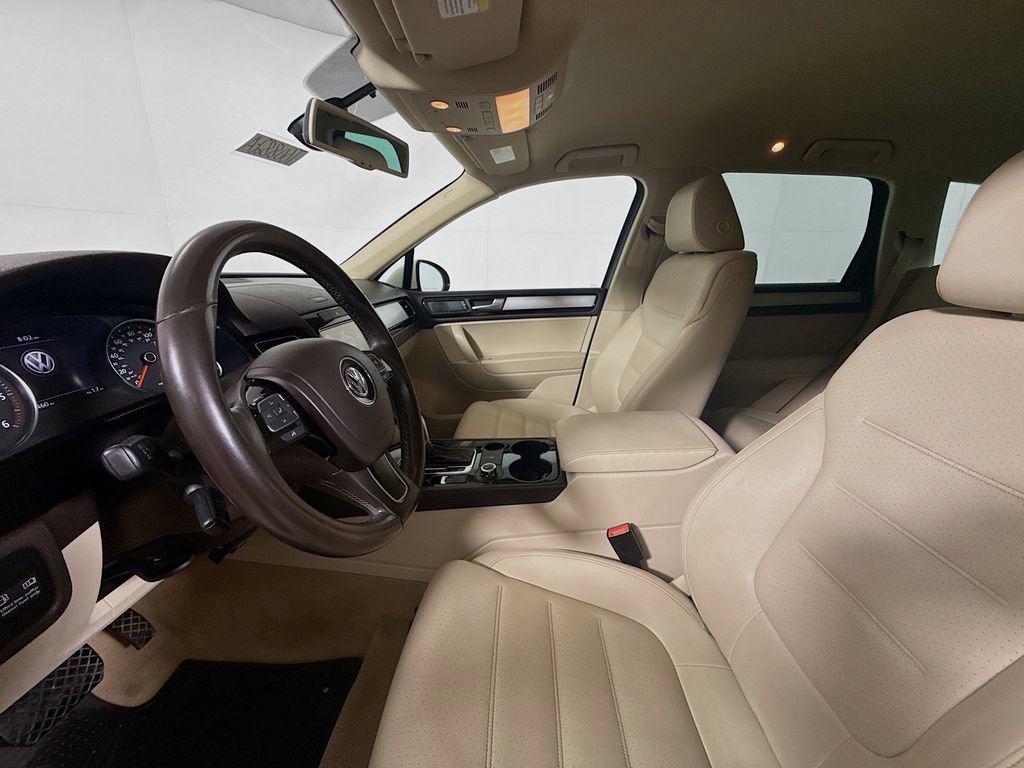 Used 2011 Volkswagen Touareg Sport image 21