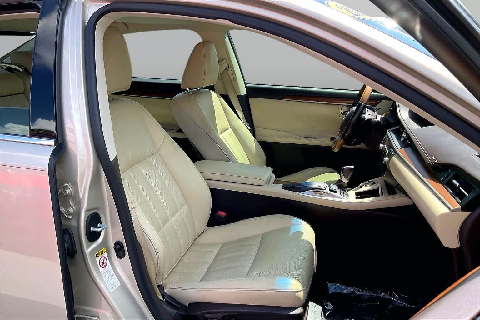 Used 2017 Lexus ES 300h w/ Luxury Package FWD image 8