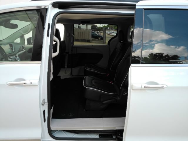 Used 2023 Chrysler Pacifica Limited FWD image 19