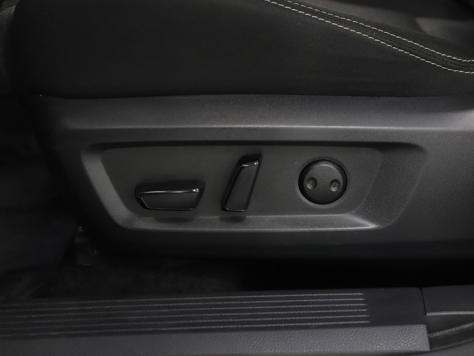 Used 2025 Nissan Rogue SV image 29