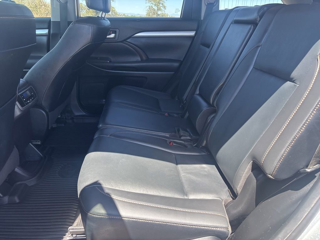 Used 2019 Toyota Highlander XLE AWD/4WD image 12