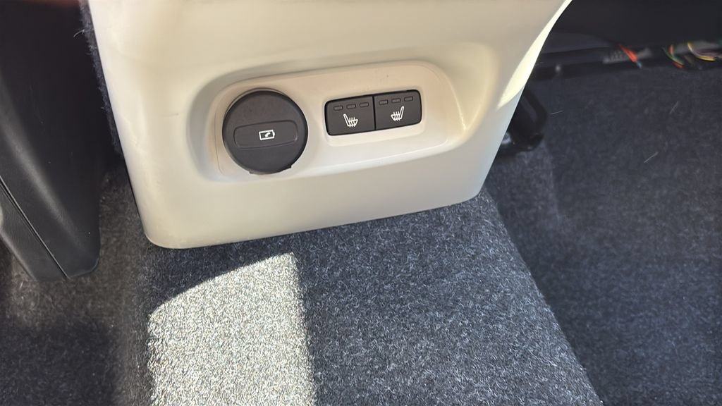 Certified 2026 Volvo XC40 B5 Plus AWD/4WD image 9