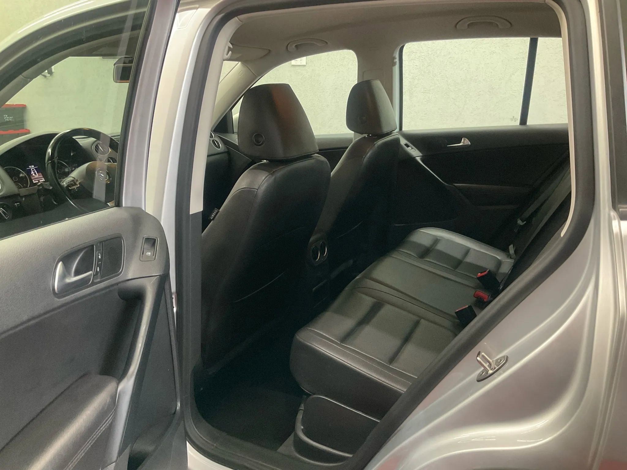 Used 2017 Volkswagen Tiguan S image 10