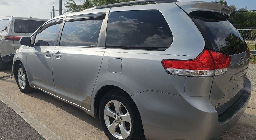 Used 2014 Toyota Sienna LE FWD image 9
