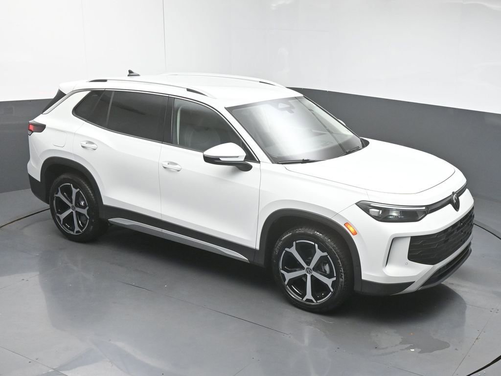 Used 2025 Volkswagen Tiguan SE image 43