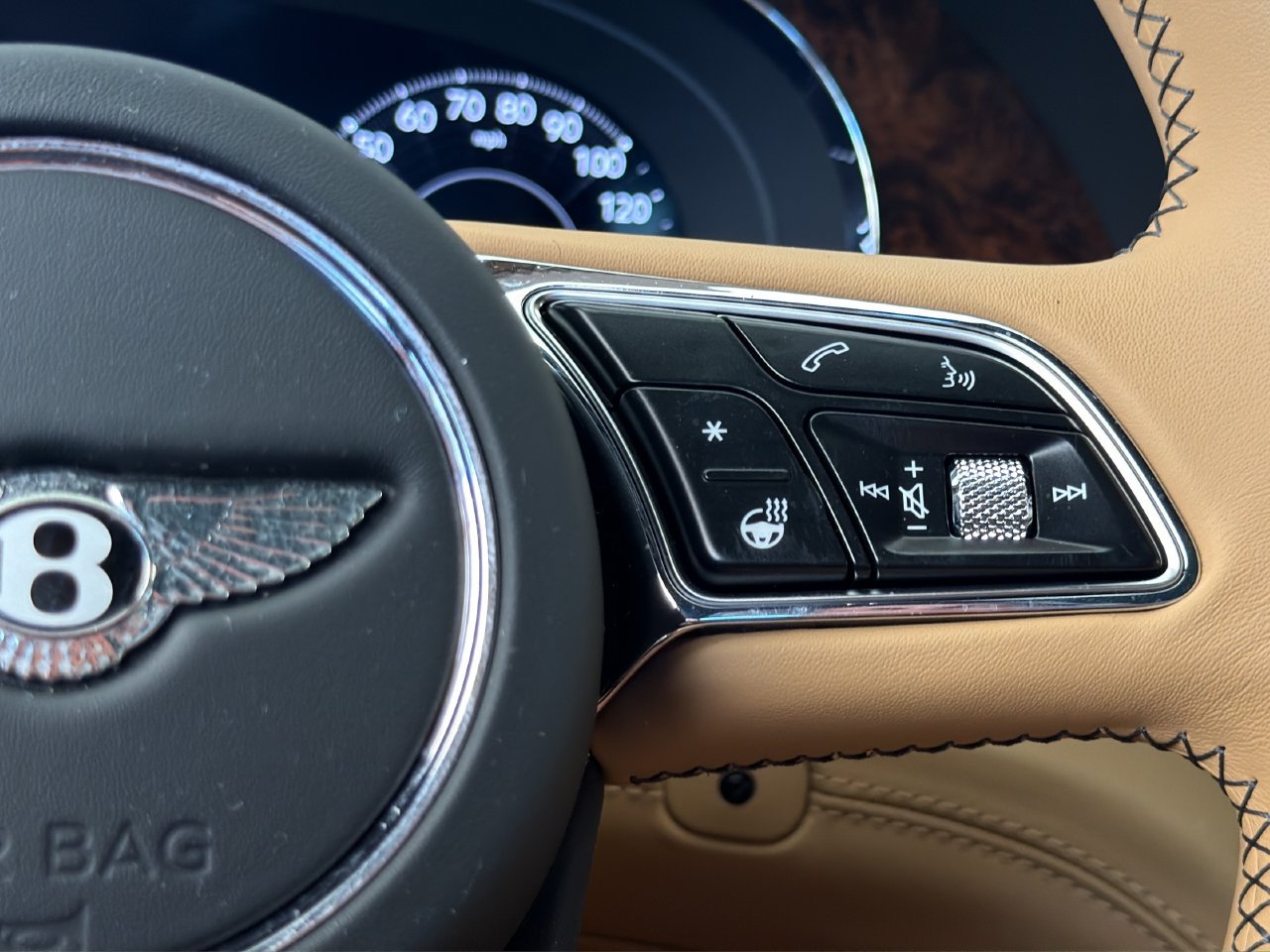 Used 2025 Bentley Bentayga AWD/4WD image 24