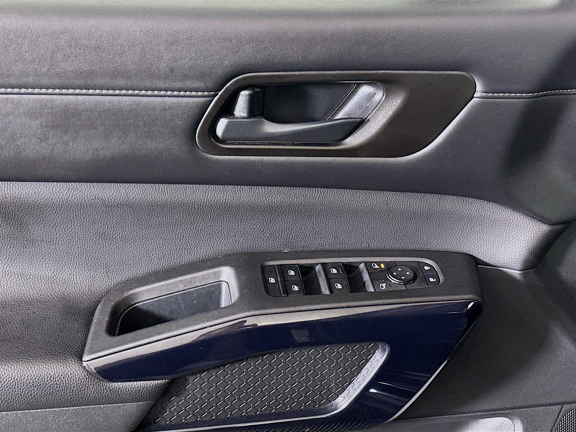 Used 2025 Nissan Pathfinder SV image 15