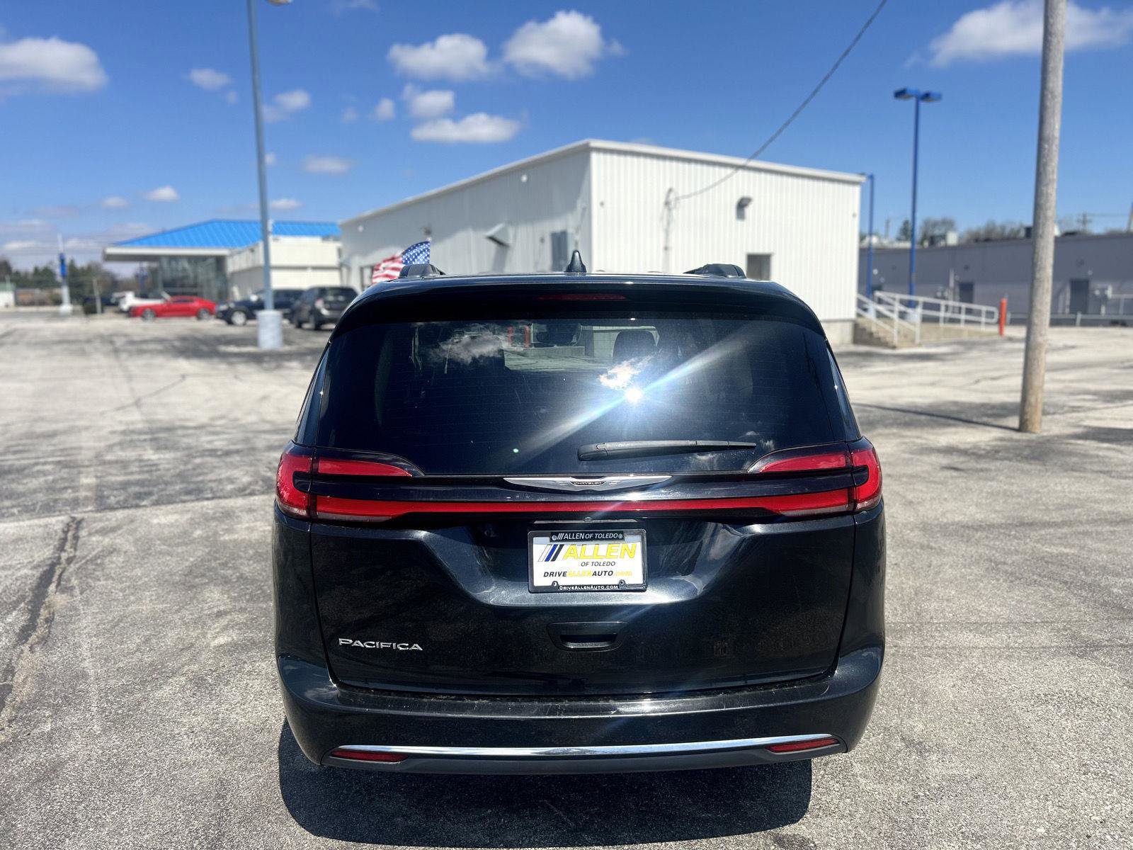 Used 2022 Chrysler Pacifica Touring-L FWD image 6