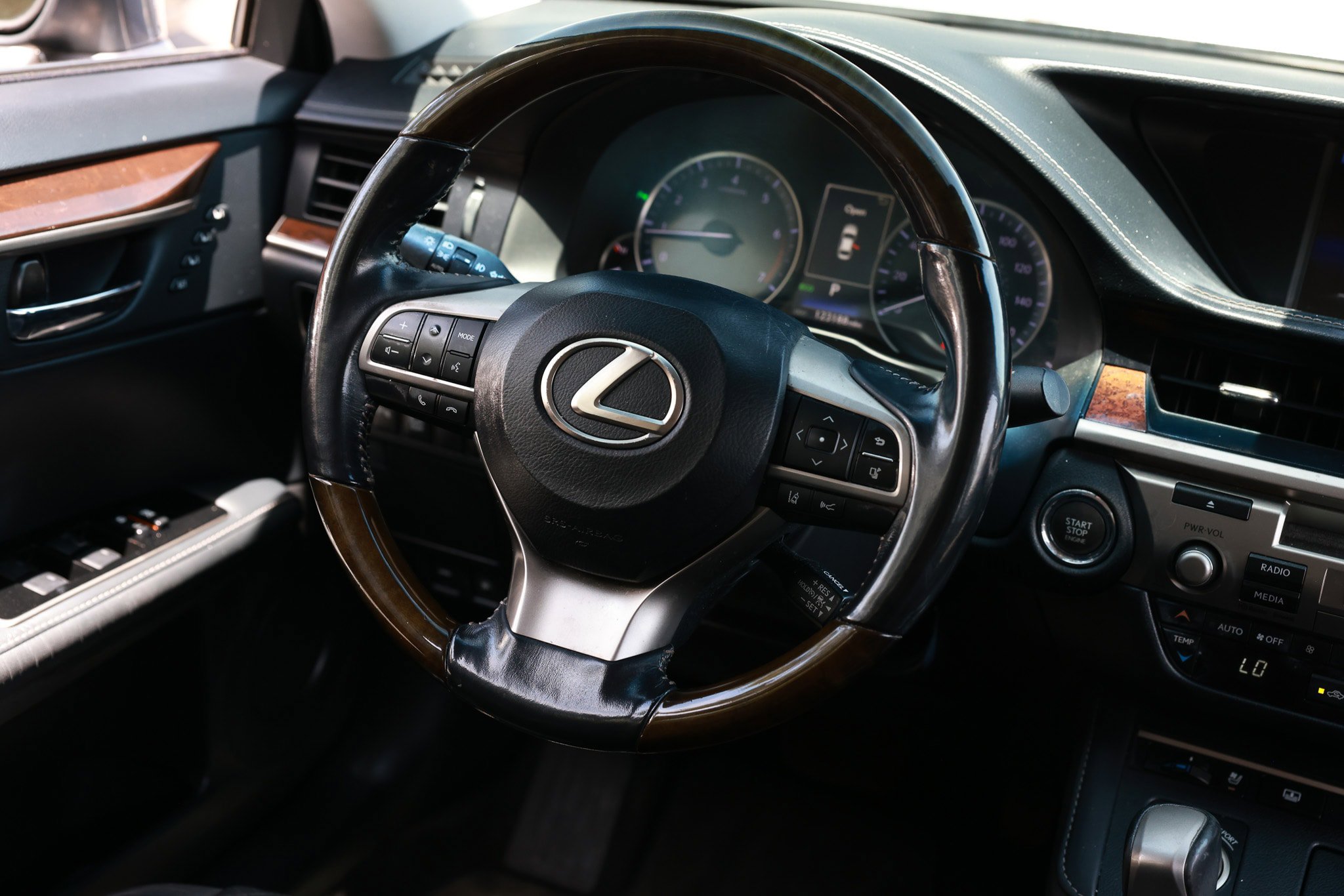 Used 2016 Lexus ES 350 w/ Luxury Package w/Wood Trim FWD image 32