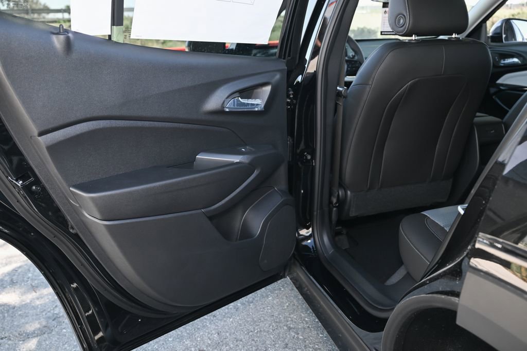 New 2026 Chevrolet Trax LT w/ Sunroof Package FWD image 32