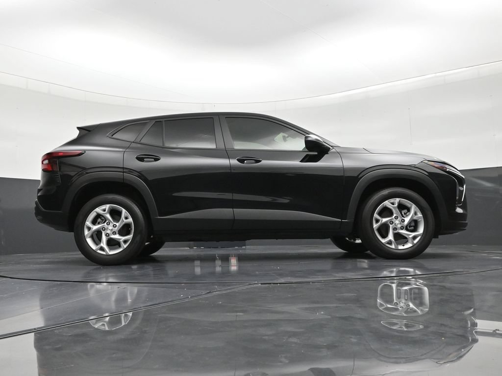 Used 2024 Chevrolet Trax LS w/ LS Convenience Package FWD image 25