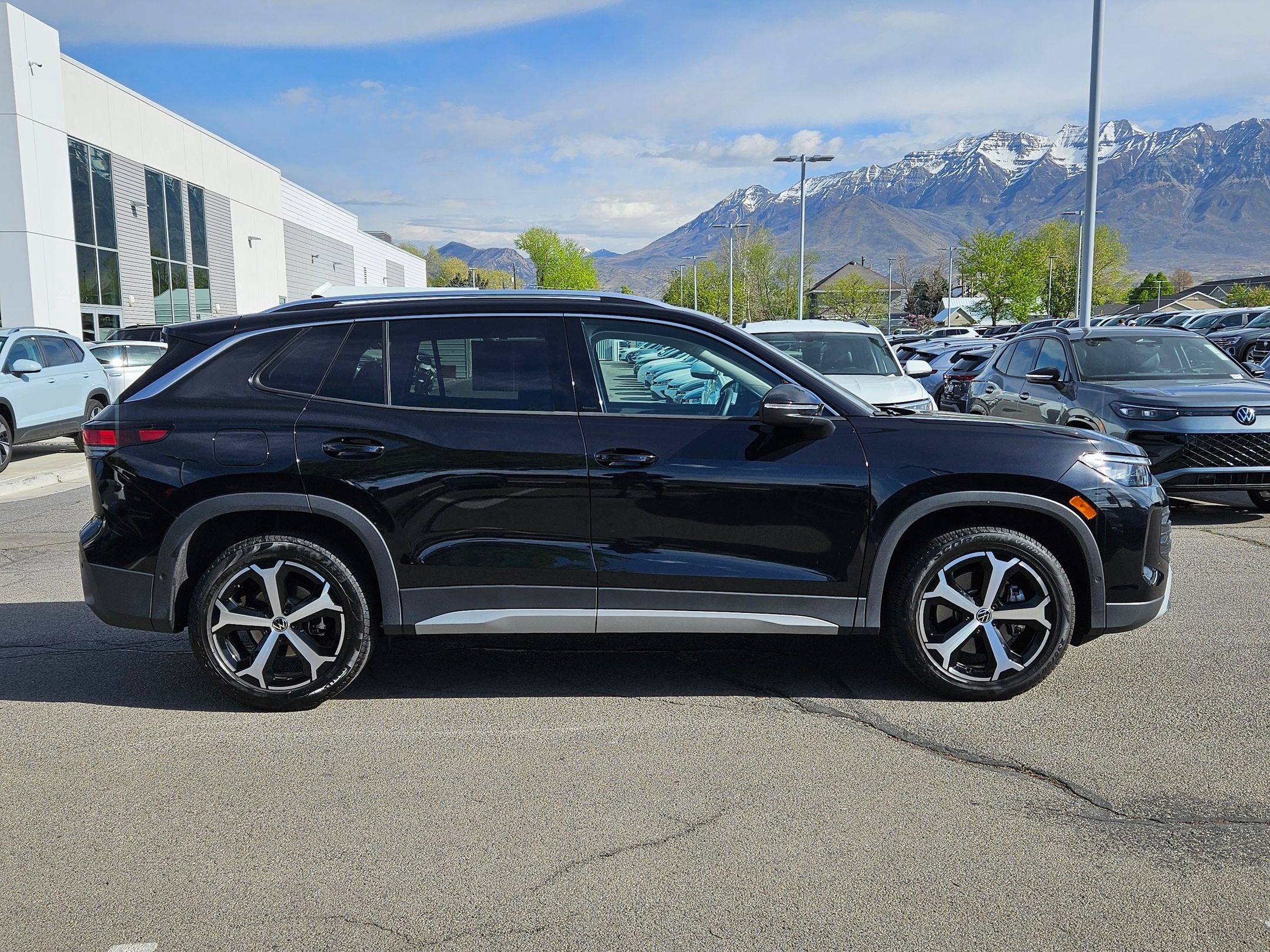 Used 2026 Volkswagen Tiguan SE image 2