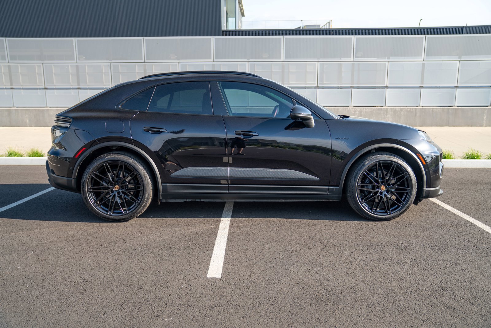 Certified 2025 Porsche Macan 4 Electric AWD/4WD image 8