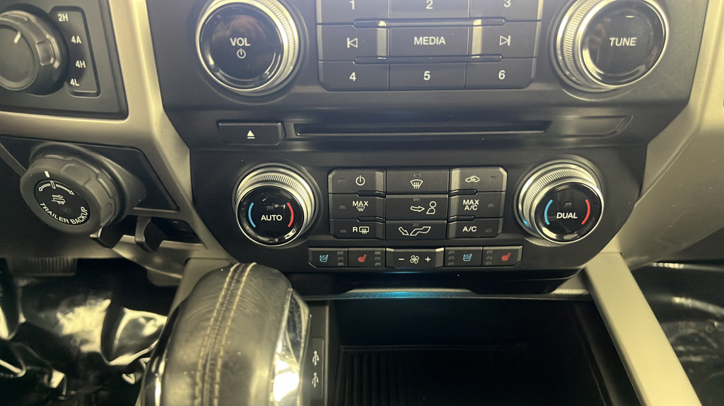 Used 2017 Ford F150 Lariat w/ Equipment Group 502A Luxury AWD/4WD image 33