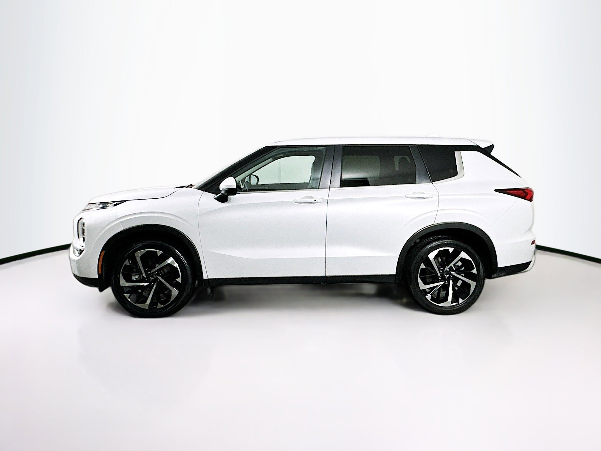 Used 2024 Mitsubishi Outlander SE image 4