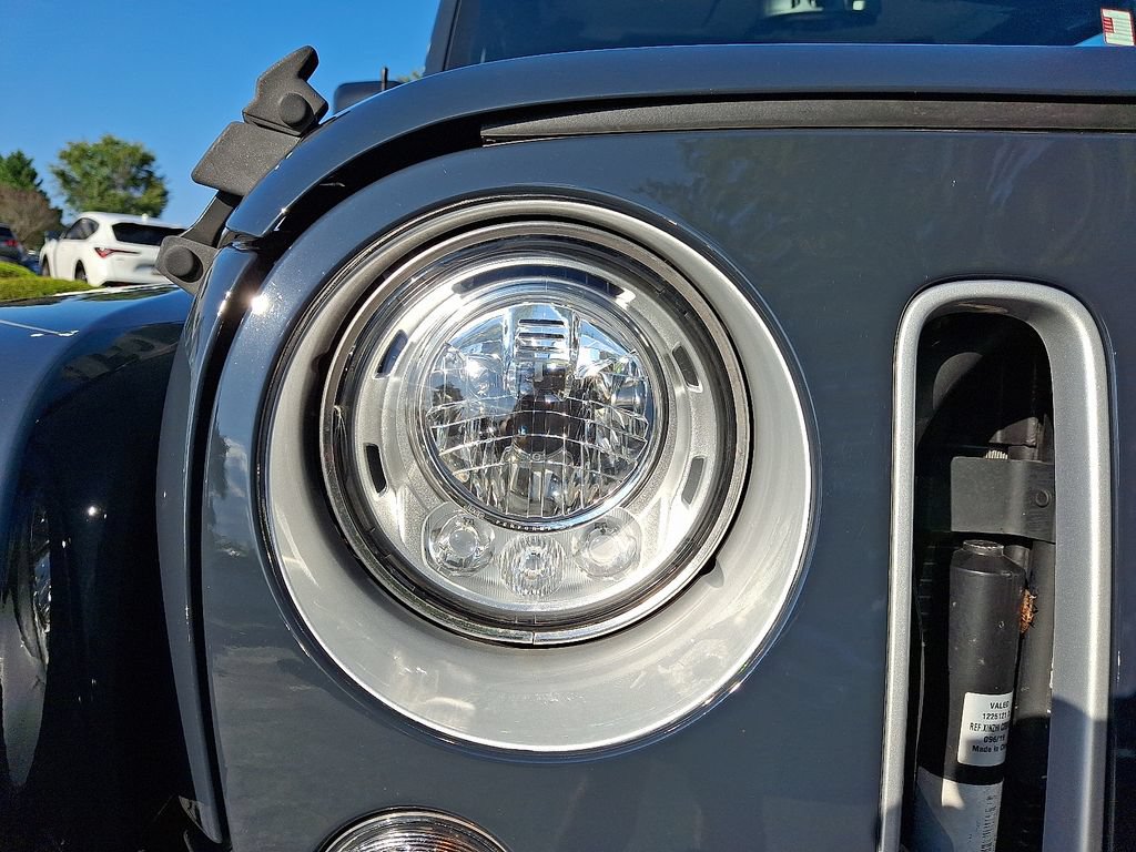Used 2018 Jeep Wrangler Unlimited Sahara w/ Connectivity Group AWD/4WD image 9