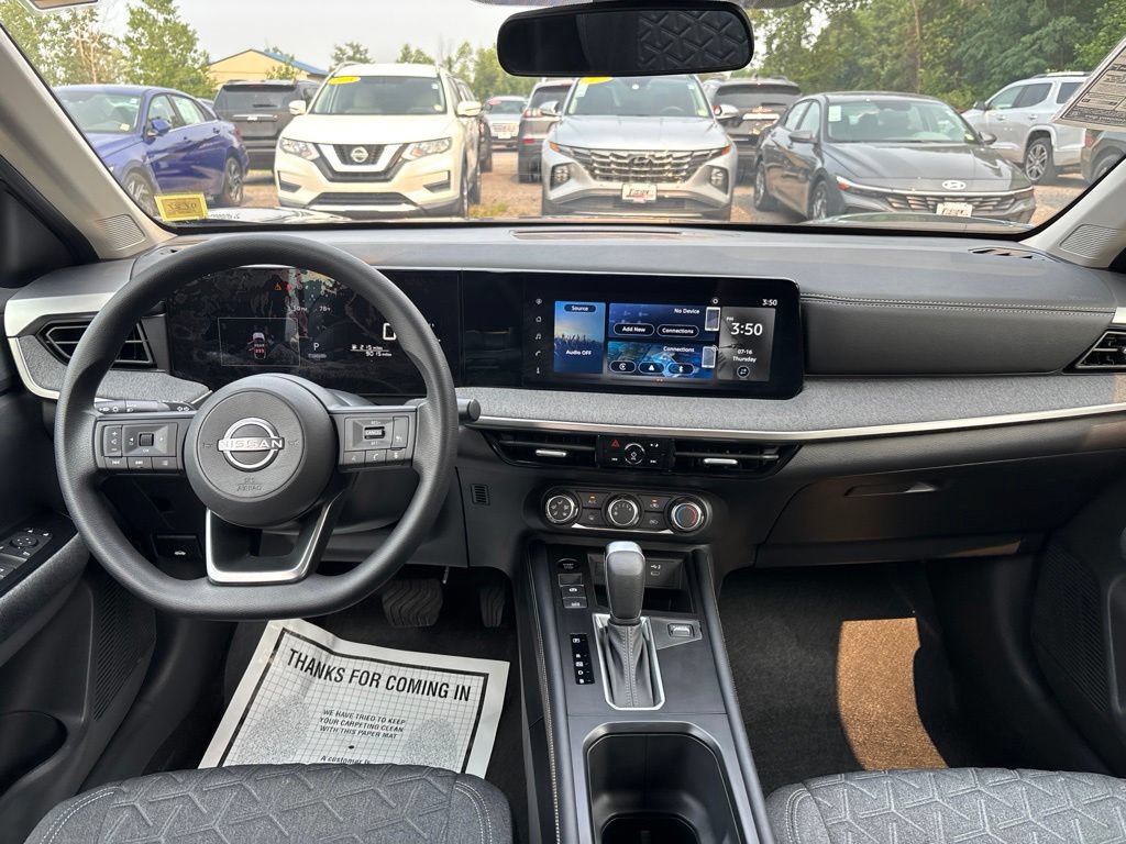 Used 2025 Nissan Kicks SV AWD/4WD image 17