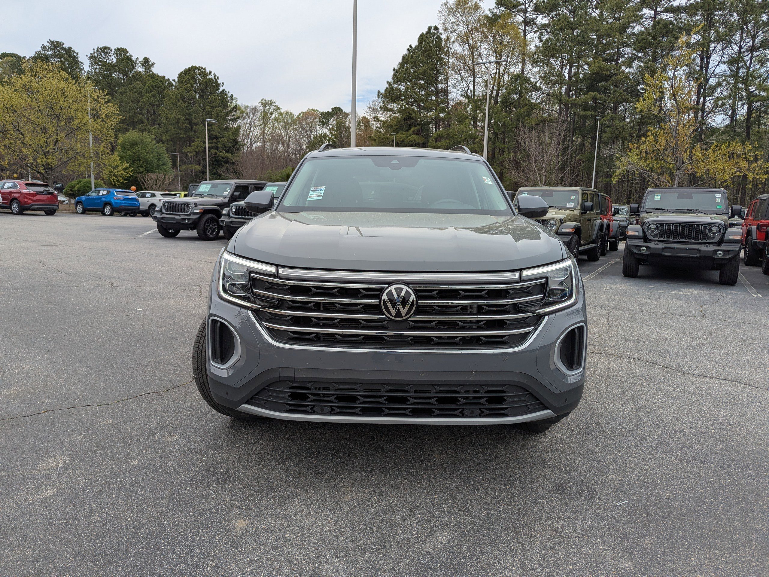 Used 2025 Volkswagen Atlas SE image 2