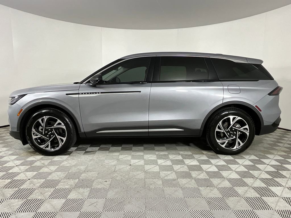 Used 2025 Lincoln Nautilus Premier AWD/4WD image 2