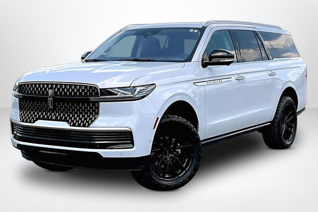 Used 2025 Lincoln Navigator L Reserve AWD/4WD image 3