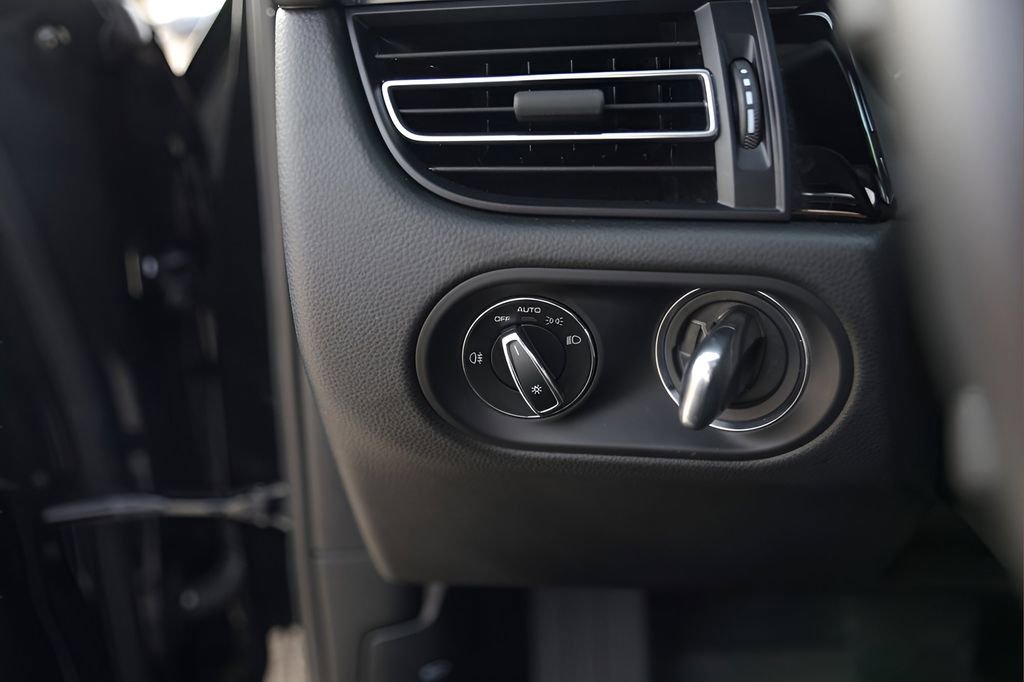 Used 2025 Porsche Macan image 15