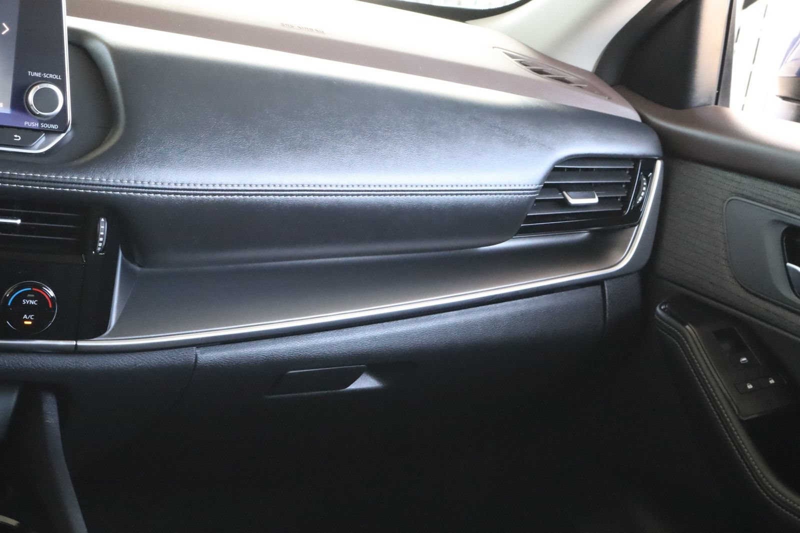 Used 2023 Nissan Rogue SV FWD image 31